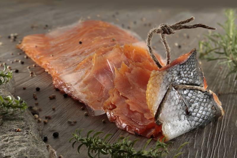 Saumon fumé en bande de Norvège à la ficelle tranché frais ≃ 1.9kg